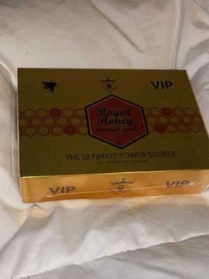 Royal Honey VIP honungspaket - Royal Honey VIP är ett exklusivt honungspaket i guldfärgad kartong med hexagonmönster och bin. Innehåller 12 portionspåsar à 20g. Produkten är tillverkad i Malaysia och marknadsförs som 'The Ultimate Power Source'. Perfekt för dig som vill ha något extra.