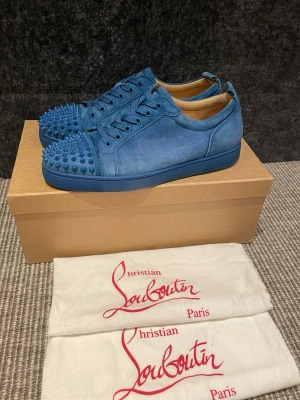 Christian Louboutin skor - Hej, säljer nu dessa svin snygga Loubs skor. Skorna är i extremt bra skick!  Begränsat antal boxar och dustbag. Hör av dig vid frågor. 