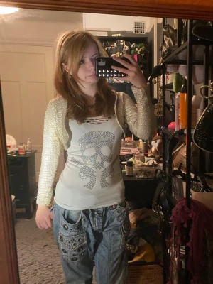 Glittrig croppad kofta❤️ - Jätte fin kort kofta som jag köpt secund hand💛den har en hel del lösa trådar som sticker upp men jag skulle inte säja det är något man tänker på💛