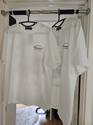 T shirts Helt nya - Supersnygga oversize tissa.  Ingick i sonens UF företag men pga av försenad leverans slumpas nu ut. M o L. Har 4 av varje storlek