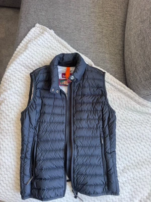  Dunväst från Parajumpers - Säljer min parajumper väst nu, den har ett litet hål på ryggen som jag tejpat över, därav priset. Kan gå ner vid snabbare affär.