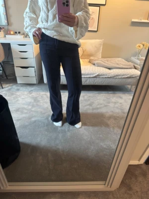 Mörkblå kostymbyxor från Gina Tricot - Snygga mörkblå kostymbyxor från Gina Tricot med raka ben och pressveck. Använda ett fåtal gånger.❤️