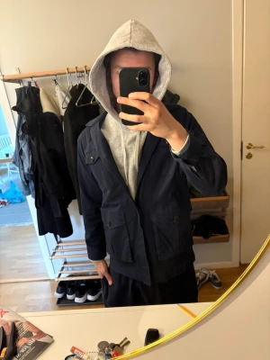 Mörkblå overshirt - Skit snygg overshirt! Perfekt till våren och sommaren! Storlek S!! Bra skick!! OBS knapp saknas ! 
