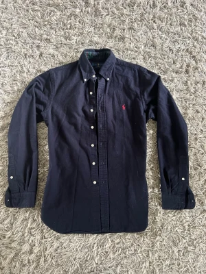 Ralph Lauren skjorta - Säljer en mörkblå Ralph Lauren skjorta | Slim fit | Självklart äkta | Inga defekter❌| Pris - 399 | Pris går att diskutera | Skriv gärna vid frågor | 🙌🙌🙌