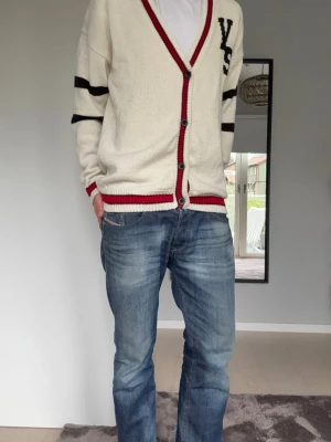 Vintage Supply cardigan (limited edition) - Riktigt snygg vit/röd/svart cardigan från Vintage Supply. Tröjan är limited edition så nypris ligger runt 1499kr. Storleken är M. Tveka inte på att höra av dig vid eventuella frågor och funderingar!😊✌️