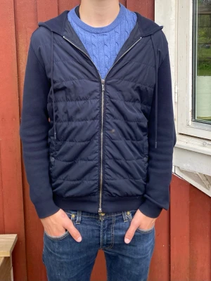 Mörkblå Massimo dittills cardigan  - Snygg mörkblå cardigan från Massimo dutti.