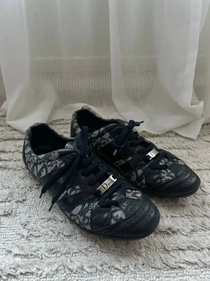 Vintage Dior sneakers  - Snygga vintage Dior sneakers köpta på vestiaire så dem är äkta. Äkthetsbevis vid förfrågan. St 40 men passar mellan 39/40/41. Använda fåtal gånger och har inga defekter