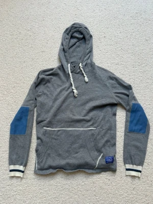 Archive hoodie - En snygg och avslappnad archive hoddie från år 2000. Lite tunnare och perfekt till sommaren. Storlek M men passar även S. Öppen för prisförslag