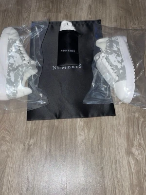 Numeris Atelier Cloud – Strl 42 - Säljer ett par helt nya Numeris Atelier Cloud “Silver” i storlek 42. Riktigt clean modell med silver/grå detaljer och modern design som sticker ut perfekt till streetwear och vardagsfits.  * Märke: Numeris Atelier * Modell: Atelier Cloud * Storlek: 42 * Färg: Silver/Grå med vita detaljer * Skick: Helt nya  Bekväma och stilrena sneakers med premium känsla. Skriv vid frågor eller för fler bilder 📩 Skickas snabbt och säkert 📦