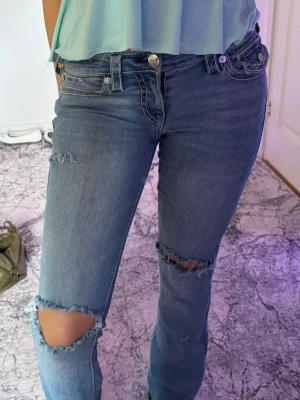 True religion jeans - Bootcut True religion jeans med klippta hål, lowwaist🩷 sitter som S