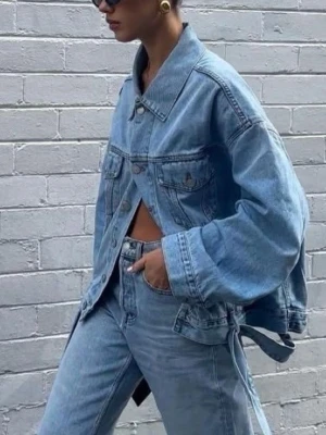 Oversized jeansjacka i ljusblå denim - Trendig oversized jeansjacka från Levi’s i ljusblå denim med klassisk krage, knappstängning och stora bröstfickor. Jackan har en avslappnad passform och markerade sömmar som ger en cool vintagekänsla! Perfekt att styla med jeans, kjol eller vad som🩵