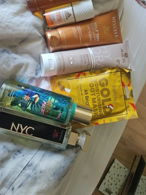 Victoria's Secret Neon Palms & 5th Avenue NYC - Paket med Victoria's Secret Neon Palms body mist, Elizabeth Arden 5th Avenue NYC parfym, RITUALS,  self tan lotion, AYA hårinpackning, samt återfuktande guld fotmask. Färgglada och lyxiga produkter för både kropp och hår. 3/4 kvar av Elisabeth Arden VICTORIA SECRET SÅLD