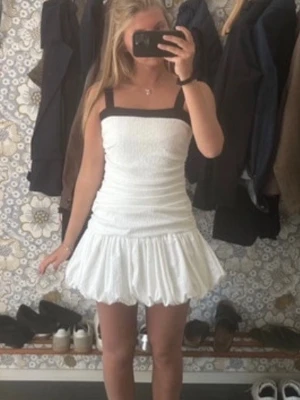Zara klänning - Super söt klänning från Zara, perfekt till sommaren. Storlek M, använd fåtal gånger