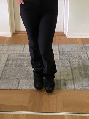 ISABEL MARANT - Snygga svarta sneakers med flera breda kardborreband och högre skaft. Skorna har en cool streetstil och är gjorda i en mix av mocka och läder. Yttersulan är i gummi och ger bra grepp. Perfekta för dig som gillar en sportig och trendig look ( NY PRIS RUNT 6500kr).