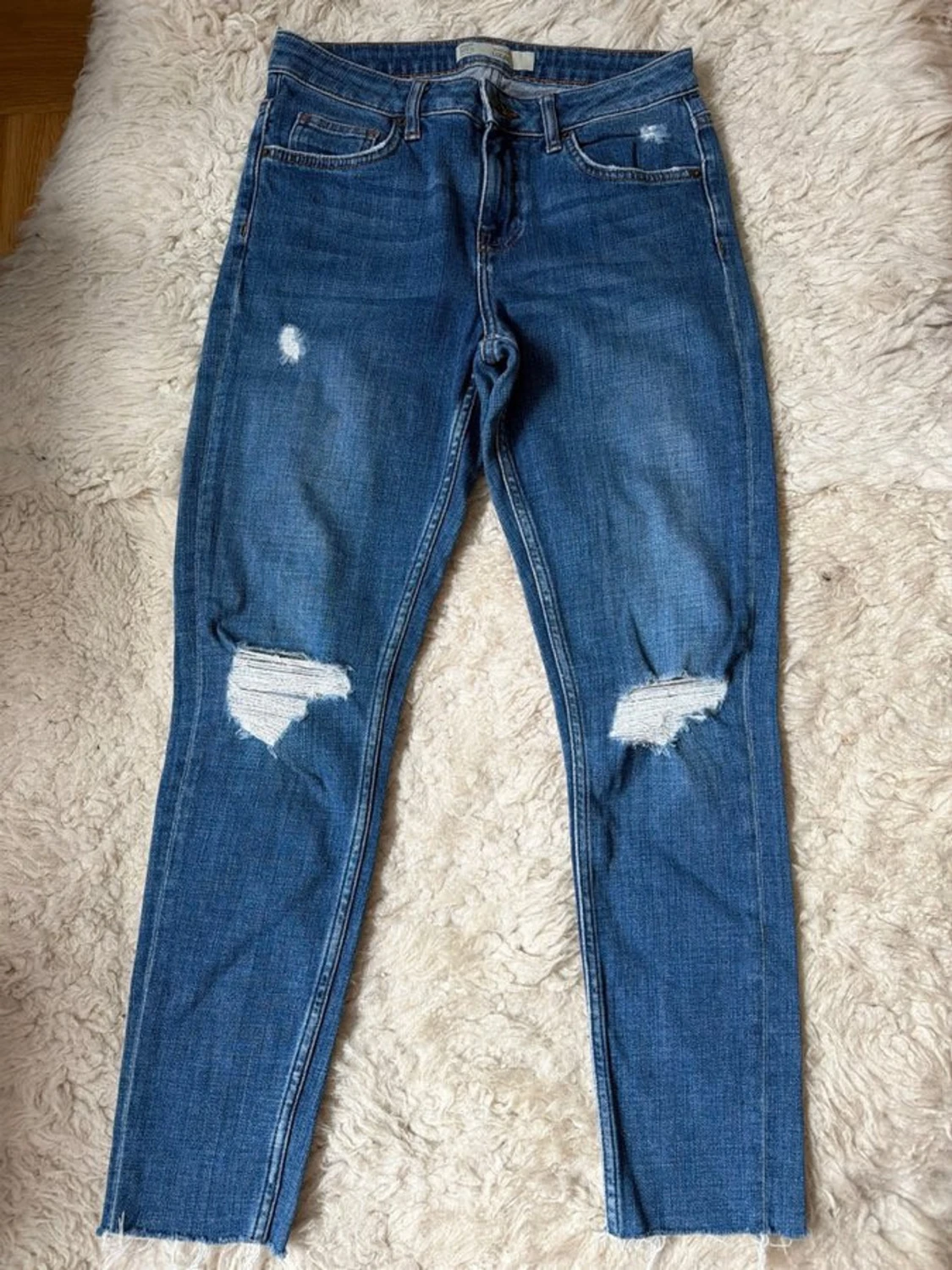 Blå slitna skinny jeans med hål