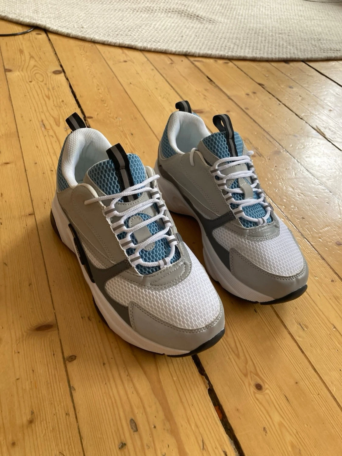Vita och grå sneakers med blå mesh - 1