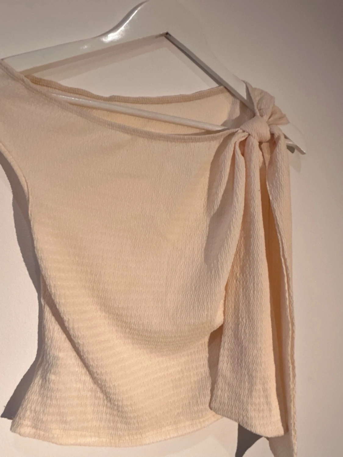 Beige oneshoulder topp med knyt - 3