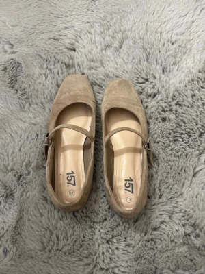 Ballerinaskor - Beige / Ljusbruna ballerinaskor i från lager 157, storlek 41, med justerbara band ovanifrån
