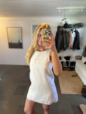 Studentklänning  - Miniklänning från märket Reformation i modellen ”Jill”! I strl XS men passar mig som även brukar bära strl S ✨✨ 100% Linne   Nypris är 2250kr
