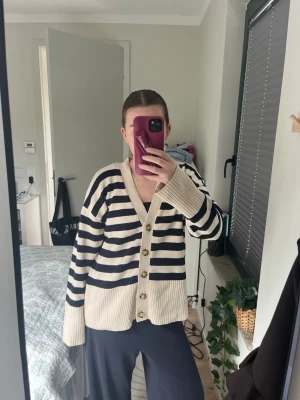 Stickad kofta - Randig stickad kofta från Zara! Bra skick 😊