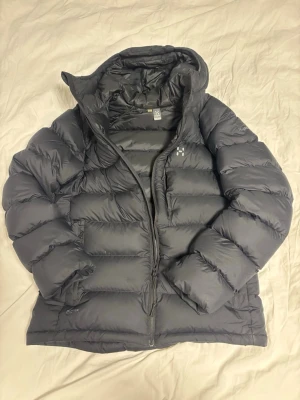 Haglöfs dunjacka - Extremt varm o go vinterjacka som verkligen håller varm och stilig. Använd knappt en halv säsong därav priset!!