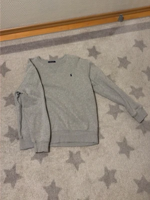 Polo Ralph lauren tröja grå - Tröjan är som ny har nästan aldrig använd den. Det är en sweatshirt 