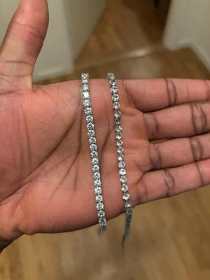 2 Silver armband med vita kristaller  - Säljer 2 st väldigt fina silver tennisarmband, I nytt skick, Den vänstra är 4mm/9inches och den högra 21cm(M) 2 armband som verkligen glänser till 