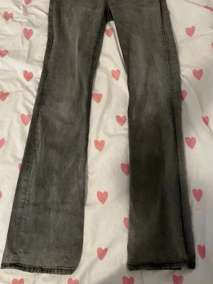Grå bootcut jeans med fickor - Säljer ett par gråa bootcut jeans från Gina tricot. Jag säljer dessa eftersom att de sitter lite för tight på mig. Om du har frågor så är det bara att fråga!💕 På lappen står det 170 så jag är osäker om storleken är S eller XS🫶🏼