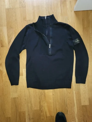 Svart stickad tröja från Stone Island - Svart vinted kofta från Stone Island i fint skick. Storlek XL men liten I storlek passar mig som har S, 176 cm. 