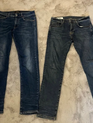 Två par blå skinny jeans - Säljer två par blå skinny jeans från J.Lindeberg. Jeans är i bra skick och inga skador på de. Båda jeansen är i storleken 31/32