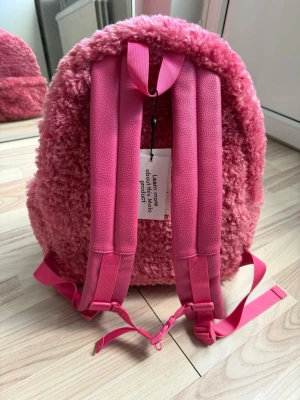 Fluffig ryggsäck  - Stor rosa fluffig ryggsäck i jättemysigt material. Se mått på bilder. Nypris 599kr slutsåld 