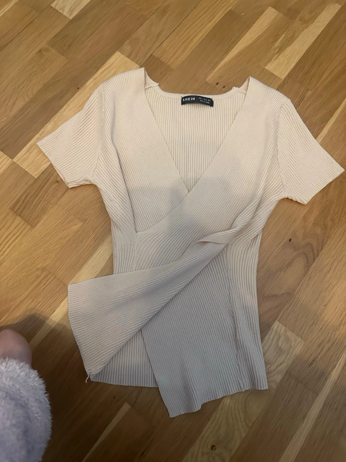 Beige omlottopp från SHEIN - 1