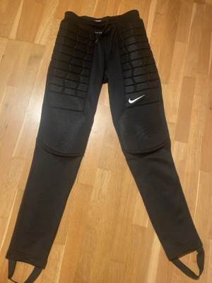 Målvaktsbyxor - Ett par fotboll målvaktsbyxor som passar 12-13 åringar. Jag har aldrig använt dem och det finns inga defekter.