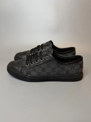 Gucci Skor  - ‼️VI TAR INGA BYTEN‼️ Gucci Sneakers | Skick: 8/10 | Storlek UK 6,5  motsvarar 41-42 EU  | Tillkommer kort vid köp! | Frakt sker inom 24 timmar efter köp 📦💨 | Hör av dig vid minsta fråga eller fundering 💭