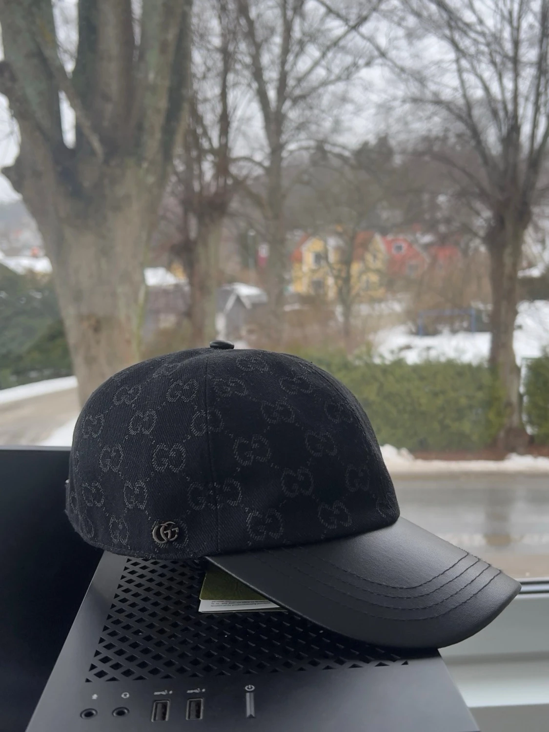 Svart Gucci keps med GG-mönster