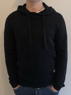 Stickad Hoodie - - Condition: 8/10 - Color: Svart - Size: M