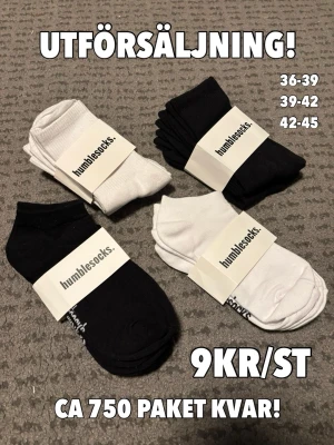 *EXTREMT BILLIGT* Strumpor - från nedlagd verksamhet - Strumpor Säljes! Riktigt sköna🤩9,70kr/st (29kr per 3 pack). Finns långa korta, svarta och vita i Storlekarna 36-39, 39-42, och 42-45. Billigare vid större köp!🙌 Säljes så billigt då vi lagt ner företaget. Finns ca 750 paket!