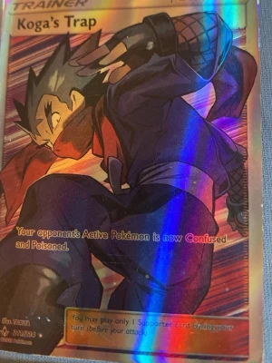 Pokémon Trainerkort Koga & Dana - Säljer Pokémon tranier kort och en mew med en bra platsficka på så den har inte så många repor skicka till mig om du vill köpa så kan vi diskutera pris eller om du bara vill köpa några