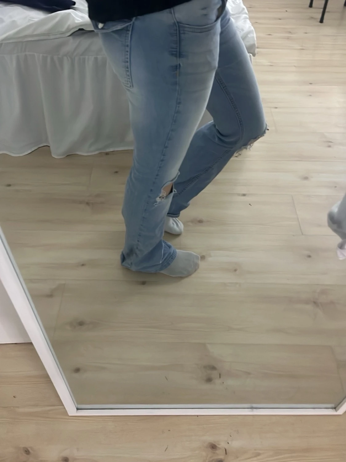 Ljusblå slitna bootcut jeans