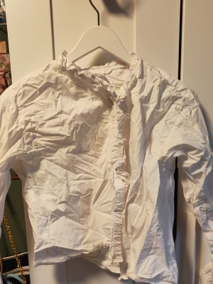 Vit blus med volang och pärlknapp - Två vita blusar en från H&M och en från Kappahll. Strl XS och 34