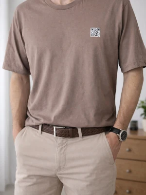 Brun t-shirt med tryck - Säljer en brun t-shirt i mjuk bomull med rund hals och korta ärmar. På bröstet finns en liten QR-kod och på ryggen ett större tryck som liknar en fraktetikett. Perfekt för dig som gillar streetwear med unika detaljer.