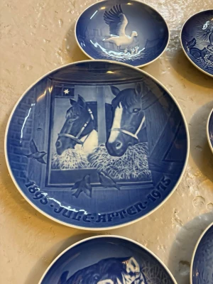 Blå samlartallrikar med djurmotiv - Unika blåvita samlartallrikar i porslin med detaljerade djurmotiv som hästar, svan, kattungar och fåglar. Tallrikarna har årtal och text ingraverat och är perfekta för dig som gillar klassisk, nordisk design och vill dekorera med vintagekänsla.
