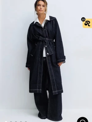 Lång jeans kappa från Gina - Säljer denna eftersom den inte kommer till användning. Använd 1 gång. Köpt för 900kr. Skriv privat för bilder på❤️