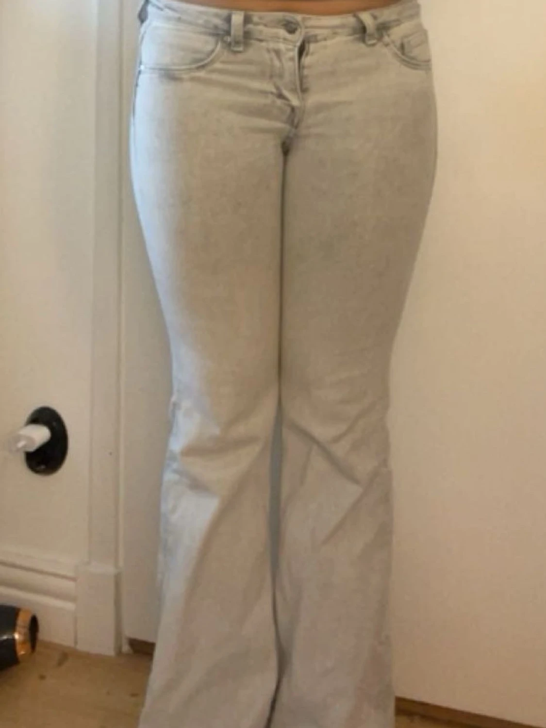 Ljusgrå bootcut jeans