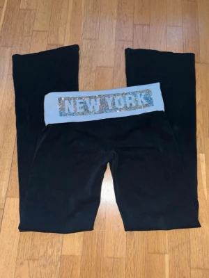 Lowrise Yoga pants - Supersnygga och unika lågmidjade yoga pant’s från VS! De är i gott skick särskilt med tanke på ålder!🤗💖 Stretchiga och ca 80cm innerben!  Eftersom dem inte går att köpa nya längre baseras priset på efterfrågan och har INTE bråttom att sälja så avstå från att lägga låga bud, dessa kommer att IGNORERAS!!🙏💖 Inga skavanker är funna av mig, men då de är secondhand kan små fel förekomma🤗💖