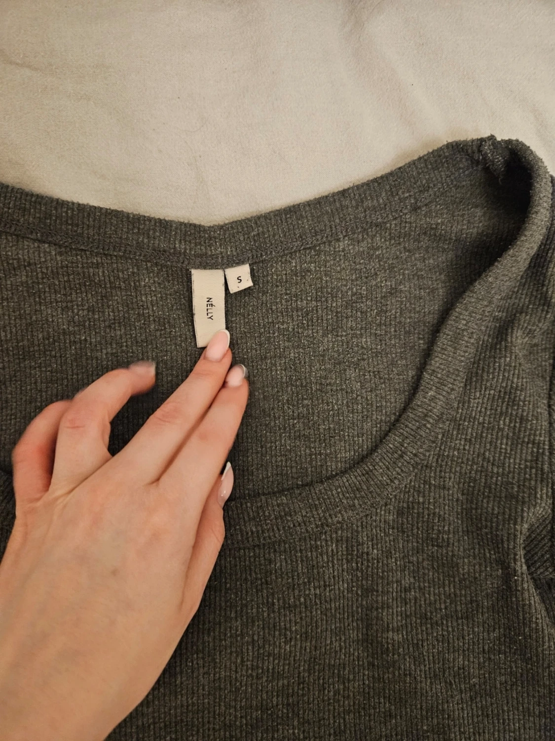 Mörkgrå ribbad topp från Nelly - 1