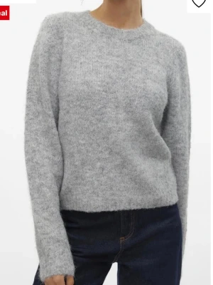 Ljusgrå stickad tröja  - Mysig ljusgrå stickad tröja med rund hals och långa ärmar. Tröjan har en fluffig och mjuk känsla, perfekt för kyliga dagar. Använd några gånger, men ändå i bra skick!💓💓