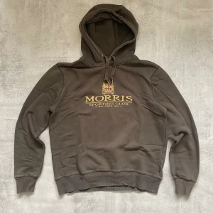 Mörkgrön Morris hoodie  - Jag Säljer en fet hoodie från Morris | skicket på tröjan är mycket bra 8/10 | storlek s  | ny pris 2000: mitt pris är 650 | skriv vid frågor och funderingar, kan gå ner i pris vid snabb affär