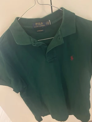 Grön piké från Polo Ralph Lauren - Klassisk grön pikétröja från Polo Ralph Lauren med korta. Bra till sommaren och våren. Skön och nästan helt ny, inga defekter och bra pris! S, snabbt köp=bättre pris 