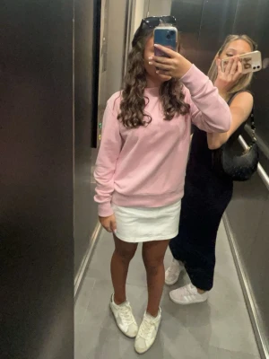 Svart långklänning med smala axelband - En elegant svart långklänning med smala axelband och figurnära passform. Klänningen har en enkel och stilren design som framhäver siluetten. Perfekt för dig som gillar klassiska och tidlösa plagg.